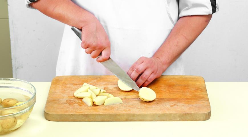 Фото приготовления рецепта: Теплый салат с яйцами цесарки и печеным картофелем, шаг №3