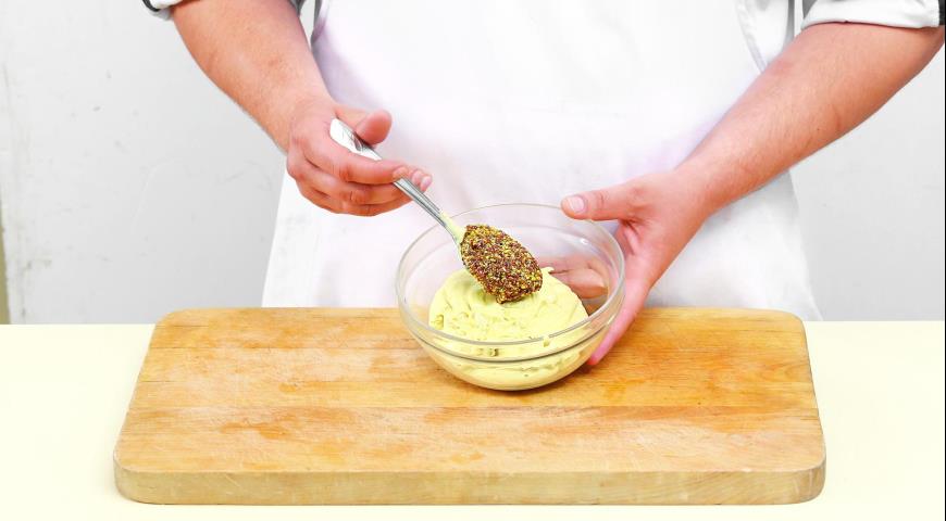 Фото приготовления рецепта: Теплый салат с яйцами цесарки и печеным картофелем, шаг №2