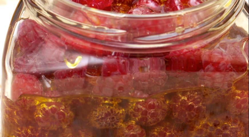 Утрамбовываем ягоды с медом в банку для приготовления заготовки на зиму