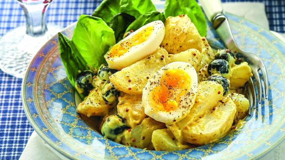 Теплый салат с яйцами цесарки и печеным картофелем