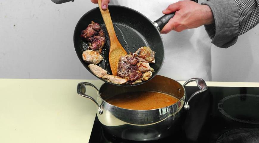 Фото приготовления рецепта: Легкий суп из цесарки по-каталонски, шаг №6