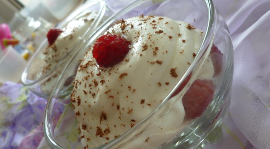 Десерт малина с меренгами и взбитыми сливками