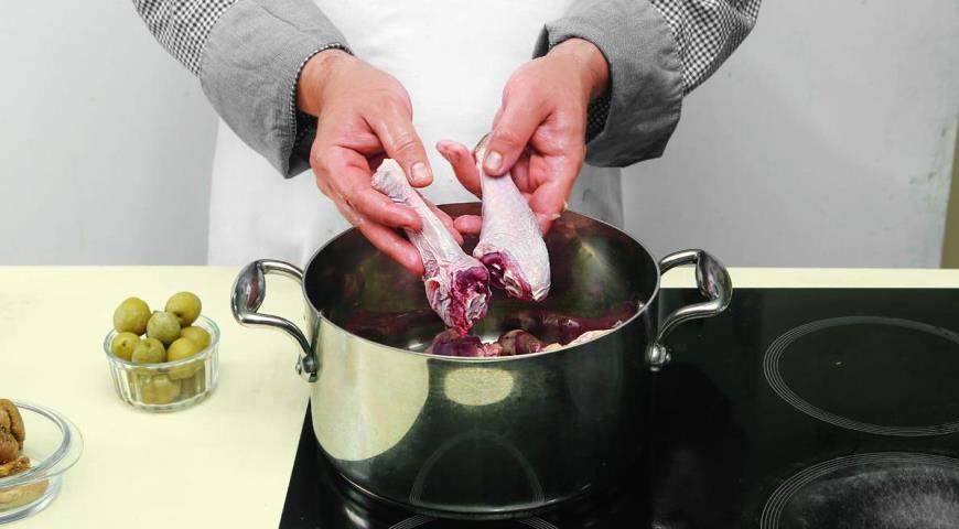 Фото приготовления рецепта: Легкий суп из цесарки по-каталонски, шаг №2