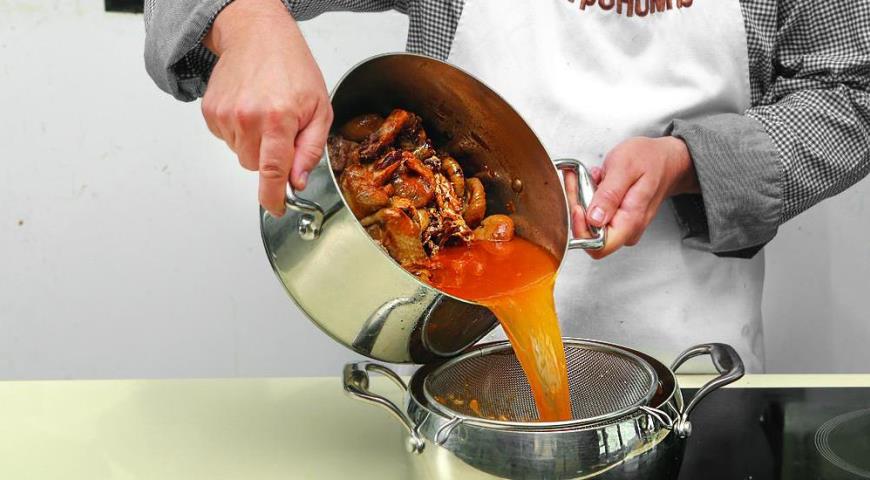 Фото приготовления рецепта: Легкий суп из цесарки по-каталонски, шаг №4