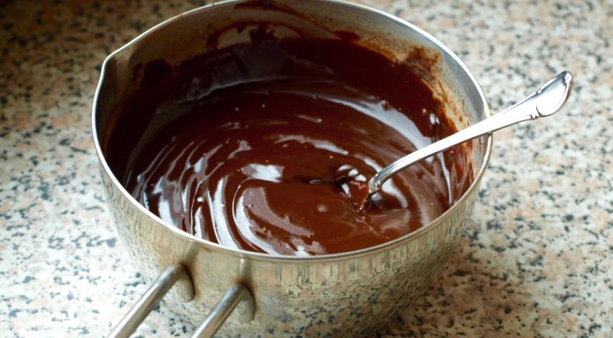 Готовим шоколадный крем для десерта с цукатами из помело