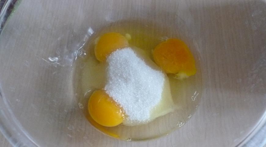 Взбиваем яйца с сахаром для приготовления пирога с вишней