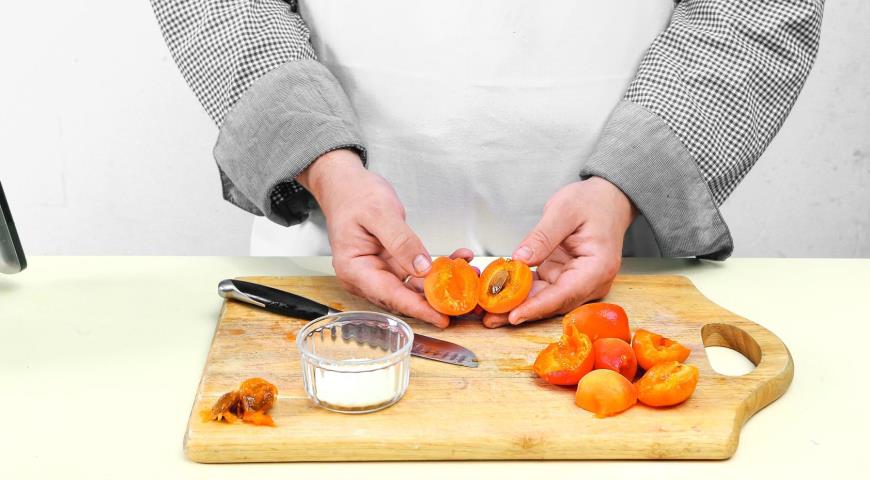 Фото приготовления рецепта: Сицилийский творожный десерт с абрикосовым соусом, шаг №6