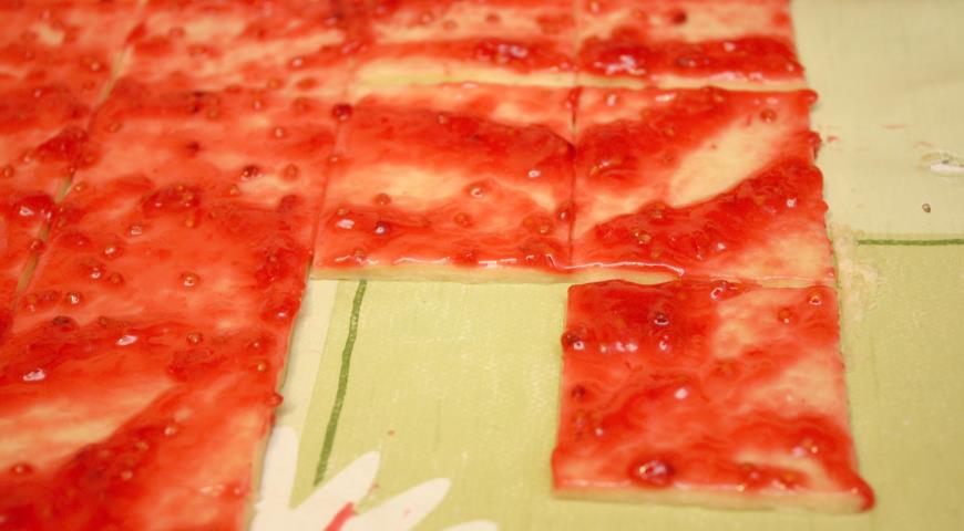 Смазываем раскатанное тесто ягодами