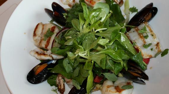 Корн салат с морепродуктами