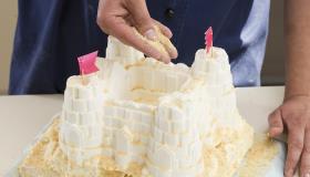 Фото приготовления рецепта: Торт-мороженое Песочный замок, шаг №6