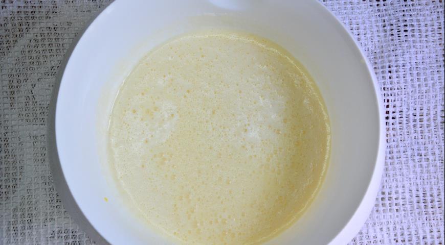 Во взбитые яйца добавляем сливочное масло и простоквашу
