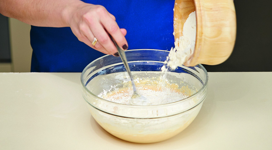 Фото приготовления рецепта: Синнабоны с глазурью из творожного сыра, шаг №2