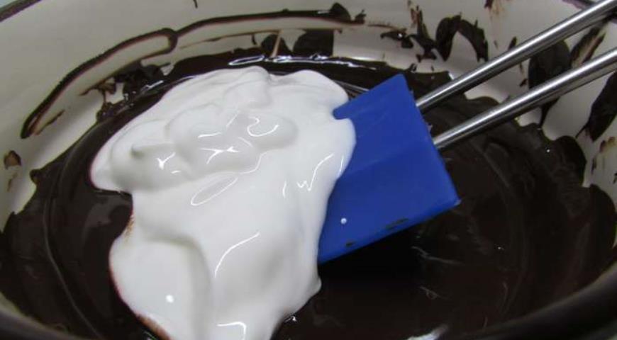 Смешиваем растопленный шоколад со сметаной для шоколадного крема