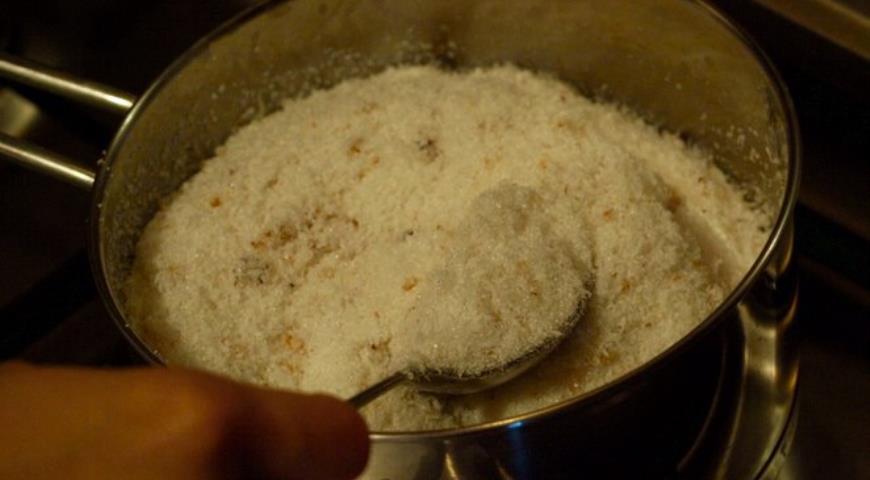 Варим кокосовую стружку с сахаром для приготовления Бурфи