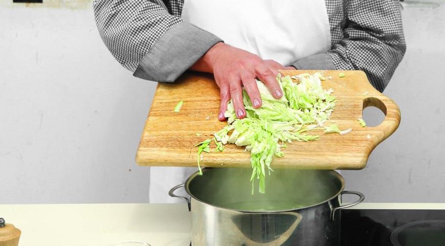 Фото приготовления рецепта: Цесарка с капустой и копченым салом, шаг №4