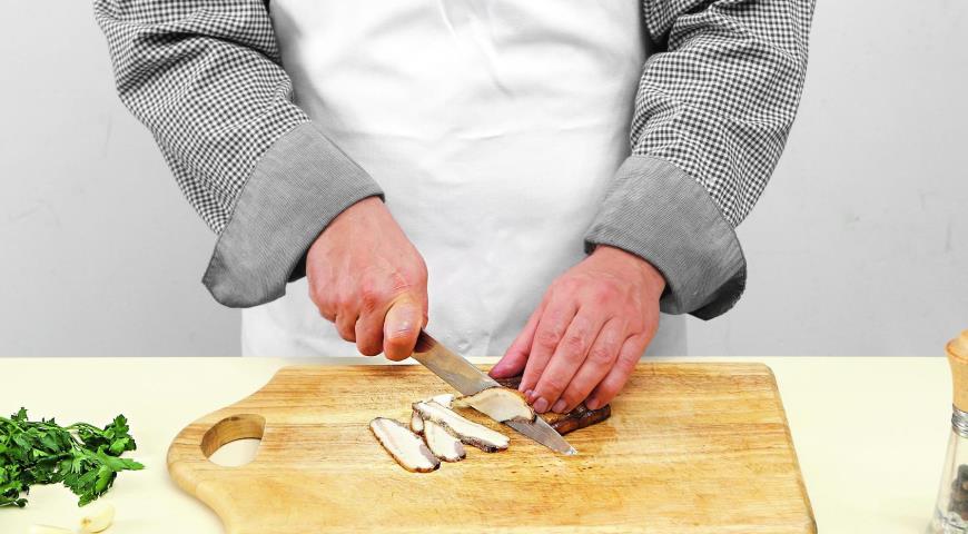 Фото приготовления рецепта: Цесарка с капустой и копченым салом, шаг №1