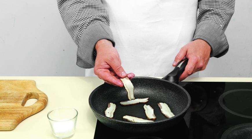 Фото приготовления рецепта: Цесарка с капустой и копченым салом, шаг №5