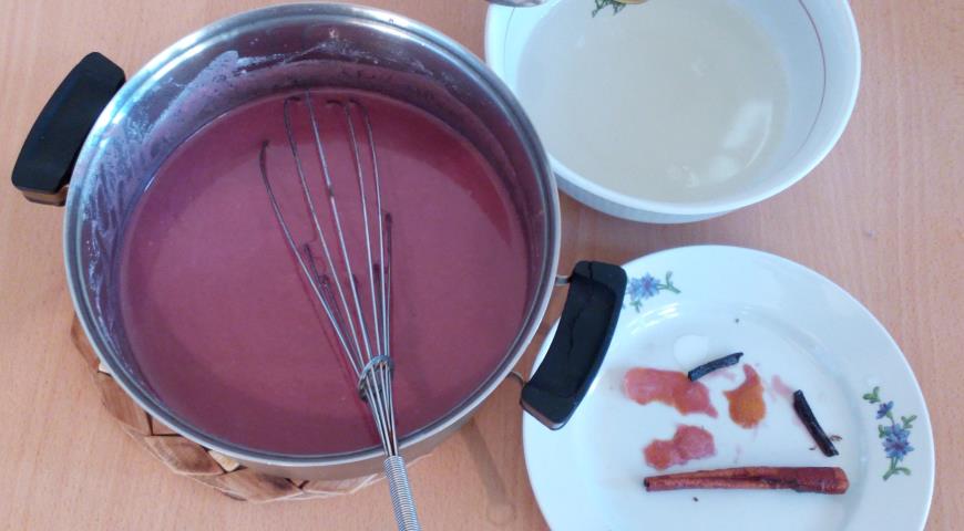 Из сливочно-ягодного сиропа достаем цедру, корицу и ваниль, затем добавляем желатин