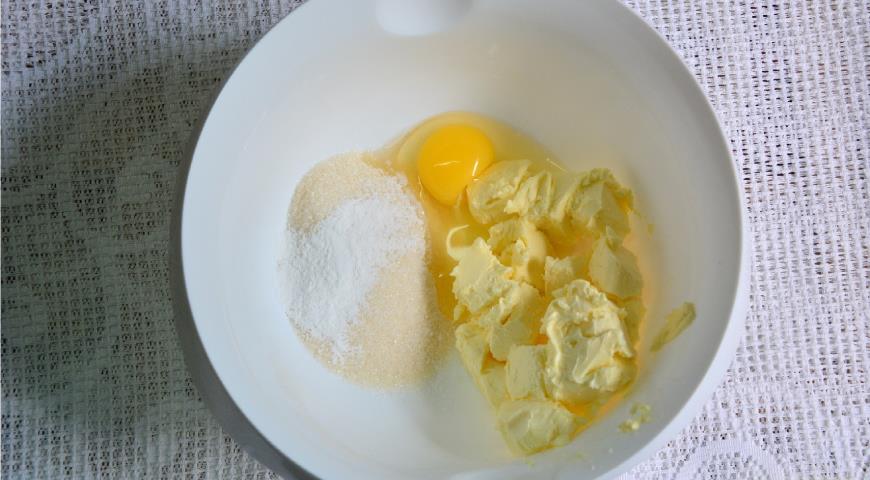 Смешиваем сливочное масло с сахаром и яйцом