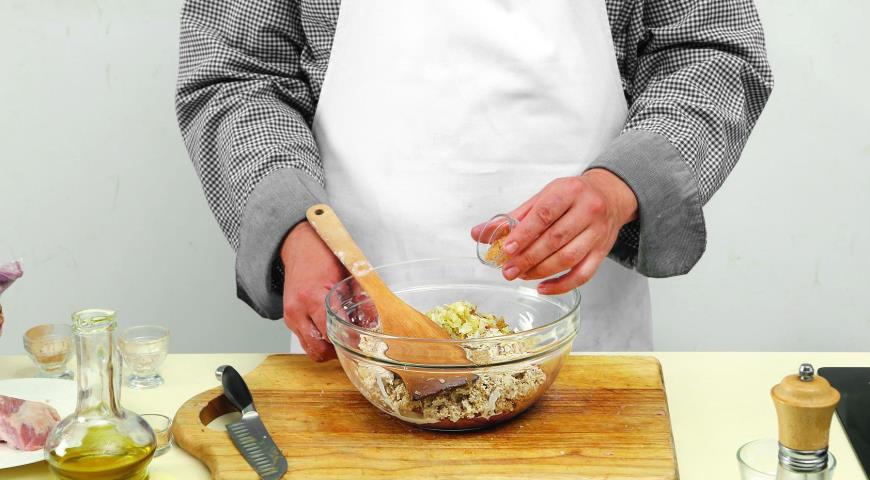 Фото приготовления рецепта: Цесарка, печенная с пряным фаршем, шаг №3