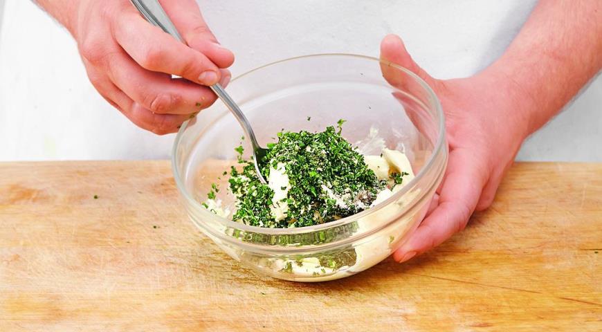 Фото приготовления рецепта: Запеченная цесарка с травяным маслом, шаг №3