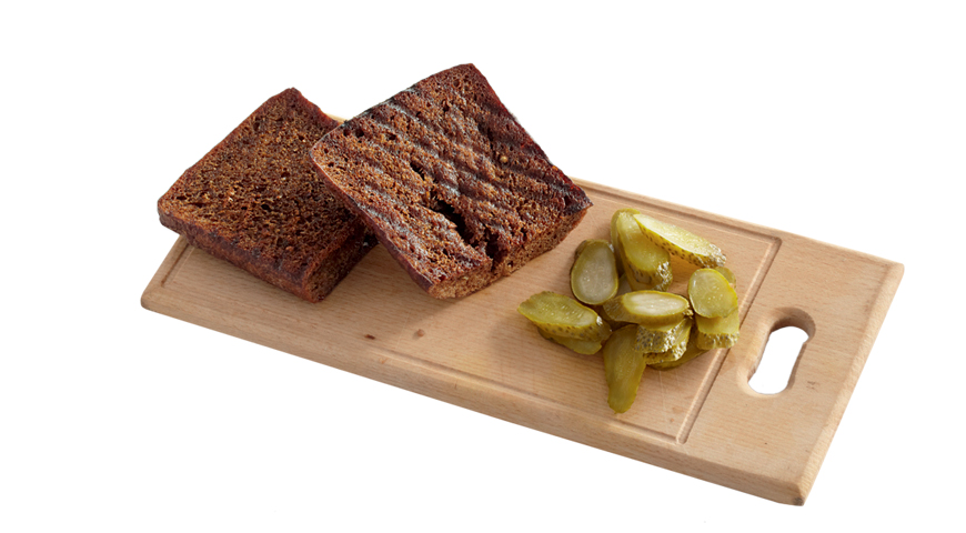 Фото приготовления рецепта: Бутерброд с тушенкой на ржаном хлебе, шаг №4