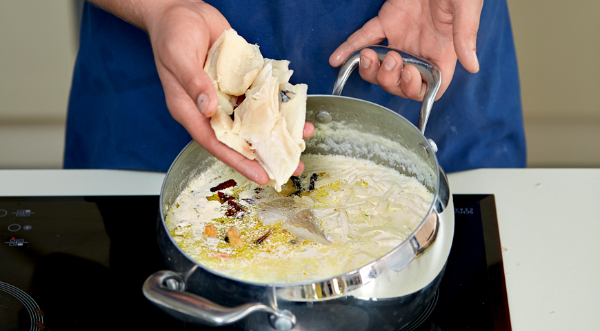Фото приготовления рецепта: Суп из мидий и морского языка с вяленными томатами, шаг №5
