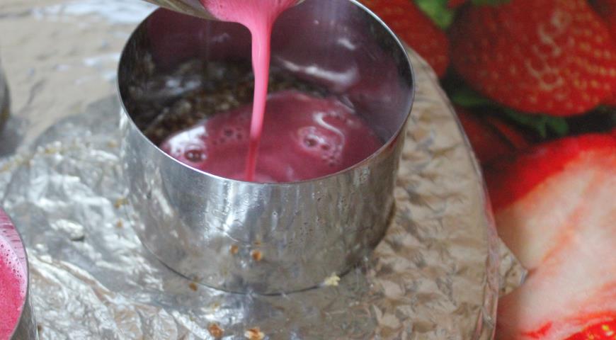 Выливаем вишнево-миндальное молоко в кольцо на утрамбованную основу