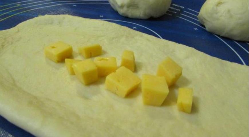 Раскатываем тесто и выкладываем сыр 
