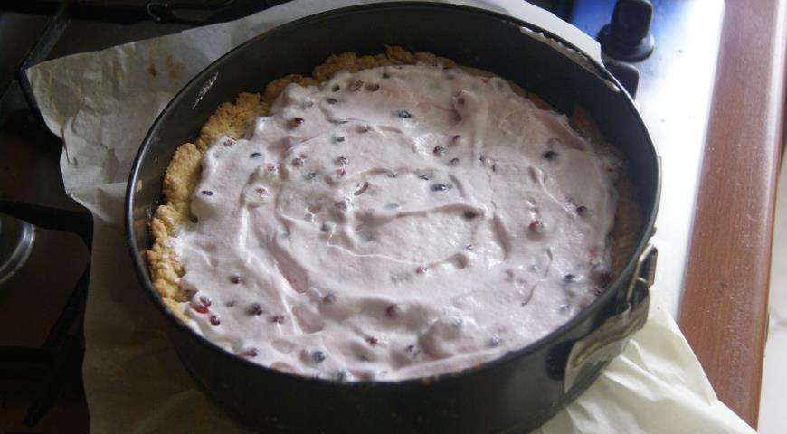 Ставим пирог с красной смородиной и меренгой выпекаться в духовку