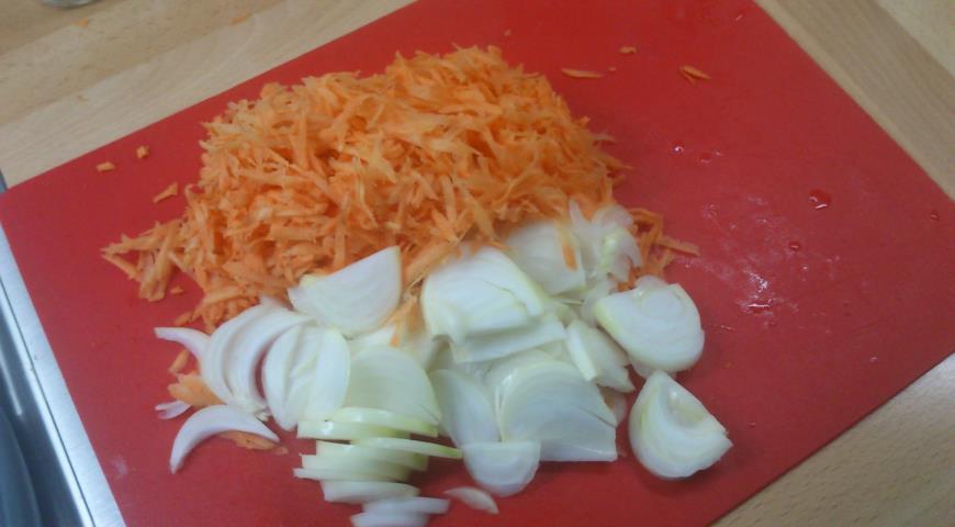 Натираем морковь и нарезаем лук