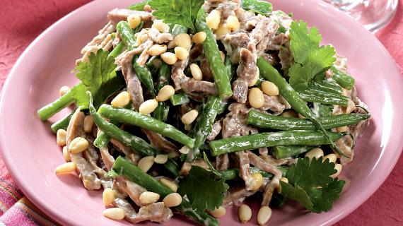 Салат из языка с орехами и зеленой фасолью, рецепт