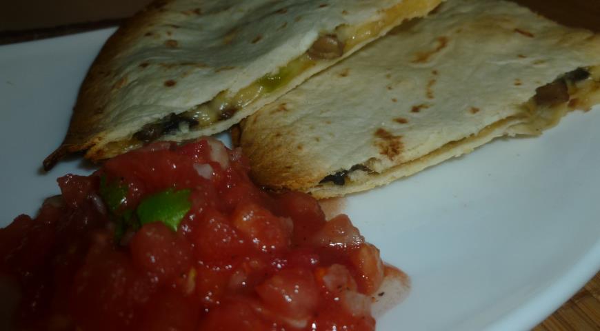 Рецепт Кесадилья с грибами и сыром с сальсой из томатов