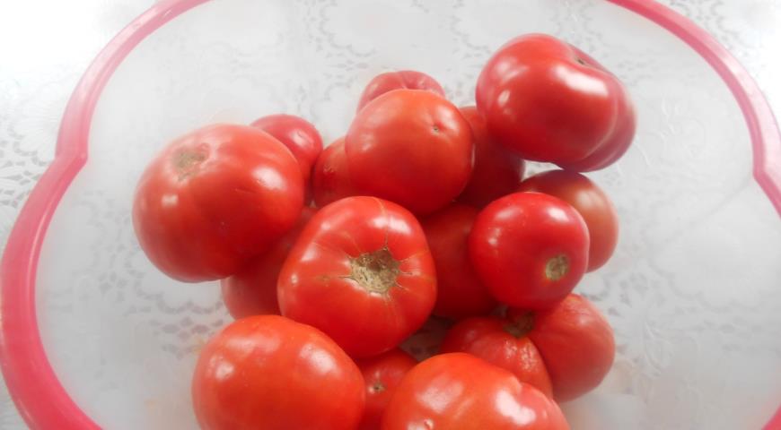 Подготавливаем помидоры