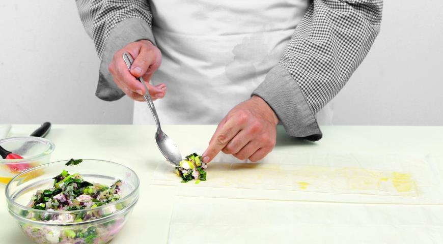 Фото приготовления рецепта: Бурекасы из теста фило со свекольной ботвой, шаг №4