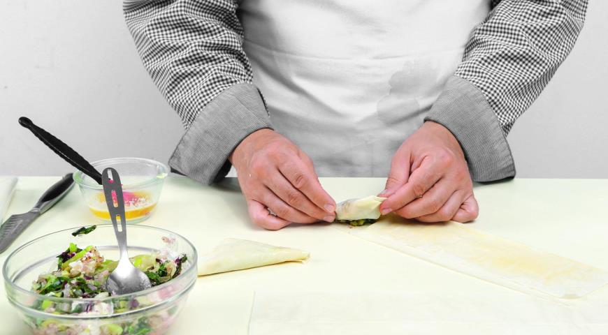 Фото приготовления рецепта: Бурекасы из теста фило со свекольной ботвой, шаг №5