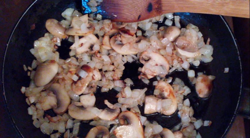 Обжариваем грибы и лук на сковороде