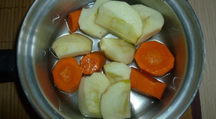 Яблоки и морковь крупно нарезаем и отвариваем