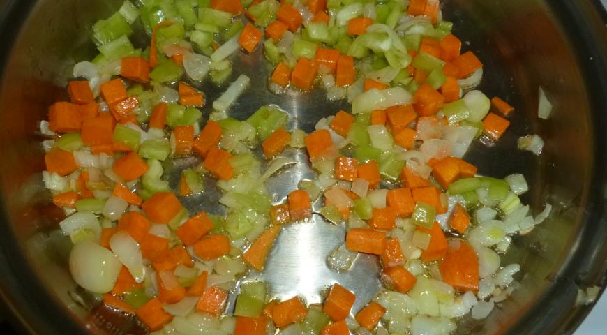 Морковь, перец и лук обжариваем, добавляем картофель