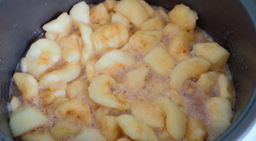 Яблоки для пюре чистим и нарезаем, отвариваем до мягкости