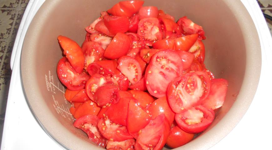 К чесноку добавляем помидоры, тушим
