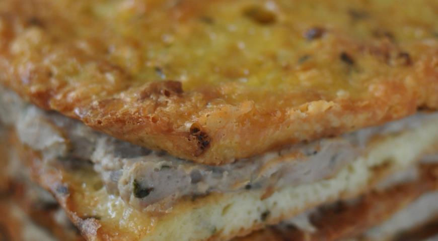 Готовый сырный пирог с курицей нарезаем на порционные кусочки и подаем к столу