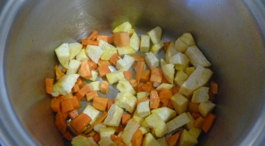 Овощи для супа мелко нарезаем, обжариваем в кастрюле