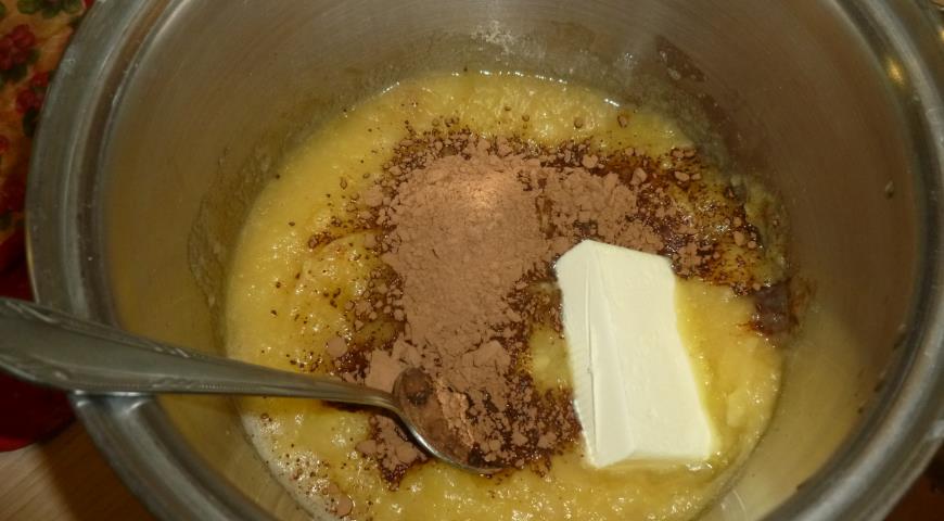 Пюрируем блендером яблочную массу, добавляем какао и сливочное масло