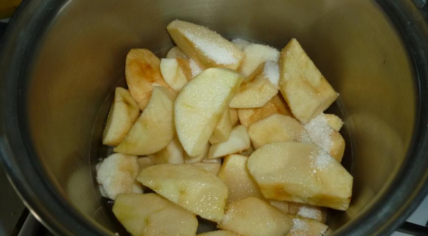Яблоки чистим и нарезаем дольками, засыпаем сахаром