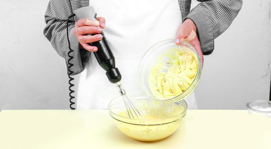 Фото приготовления рецепта: Пирог на желтках с черникой и меренгой, шаг №1