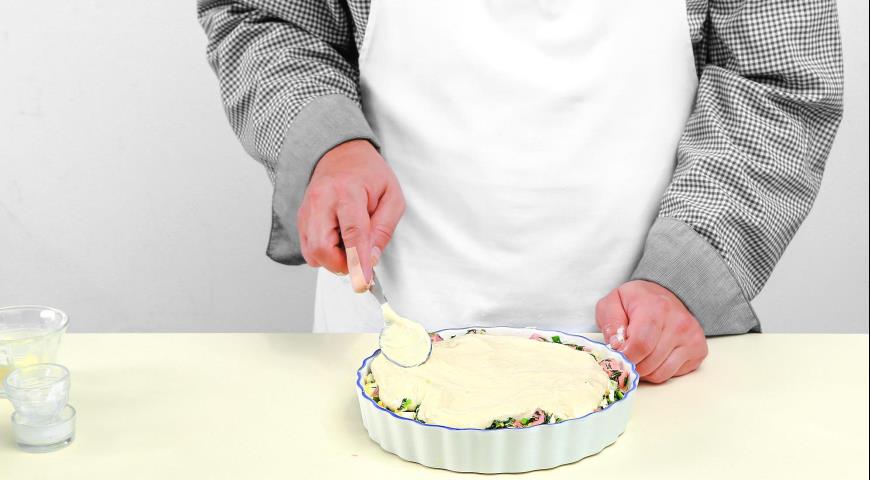 Фото приготовления рецепта: Пирог с лососем, яйцами и зеленью, шаг №6