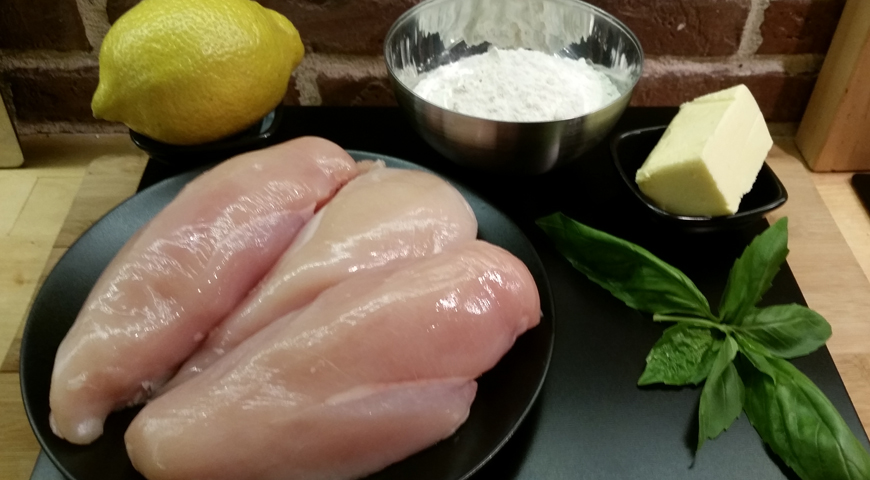 Фото приготовления рецепта: Скалоппине из куриного филе с лимоном и базиликом, шаг №1