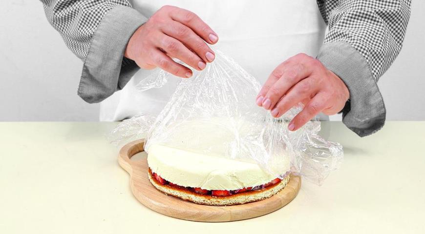 Фото приготовления рецепта: Бисквит со сливочным желе и ягодами, шаг №5