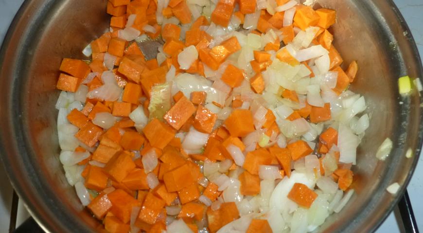 Лук и морковь для супа нарезаем и обжариваем 